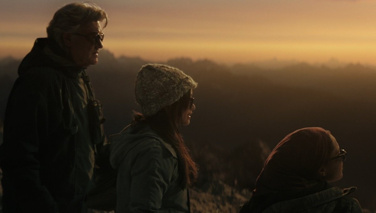 Lee Shaw, Cate e May em uma montanha do Alasca após fugirem de Vark.